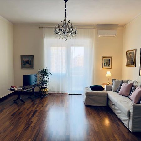 Elegant Apartment In City Center Cagliari Exterior photo