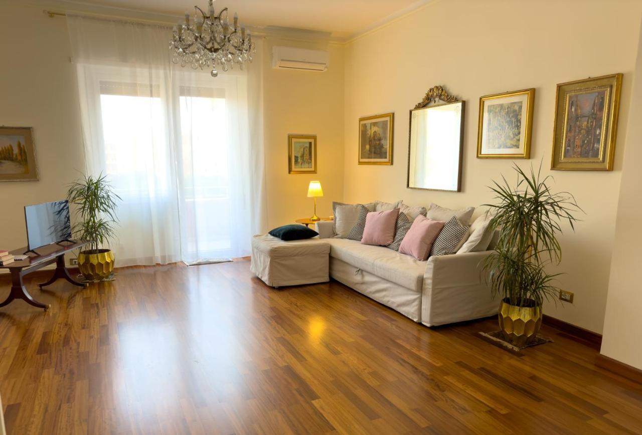 Elegant Apartment In City Center Cagliari Exterior photo